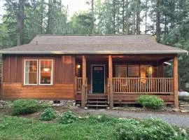 Glacier Springs Cabin 2bedrooms, 2 baths - hot tub Pet Friendly