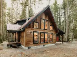 Glacier Springs Cabin 39 - New Modern-Rustic Cabin with Air Conditioning