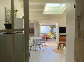 Le petit chai "classé de tourisme 3 étoiles" hyper centre La Tremblade, hotel in La Tremblade