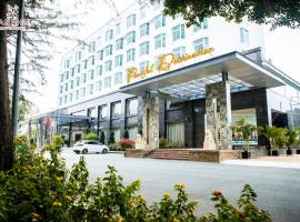 Van Phat Riverside Hotel