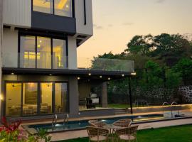 Aviran Villa 5BHK - Jacuzzi House, hotell i Lonavala