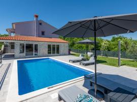 Villa Kalac, a charming holiday pool oasis near the sea, hotel v destinaci Raša