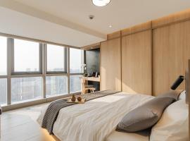 Eastwood City 1BR Muji Home Luxe Minimalist Fast WiFi、マニラのホテル