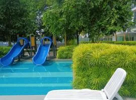 Savanna Executive Suites at Southville by D'KAY HOMES, Pool with Slide