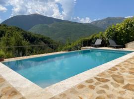 Scheggino - Casale con piscina e splendida vista, hotel a Scheggino