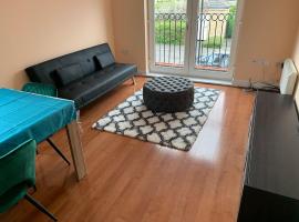 2 bed 2 bath right next to Park located for access to West end and GTW, מלון בקרוידון