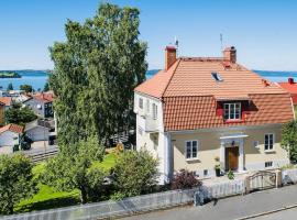 Villa Fantastic View Wifi Cinema Garden etc, hotel que aceita animais de estima&ccedil;&atilde;o em Huskvarna