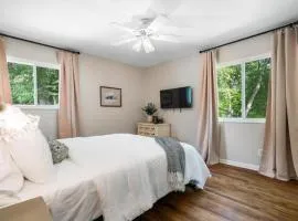 Large Remodeled 4 Bed 3 Bath Secluded With Hot Tub