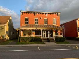 room with private bathroom 837 shefford suite 105, hotel in Bromont