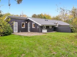 Gorgeous Home In Tranek&aelig;r With Kitchen, hotel with hot tubs in Tranek&aelig;r