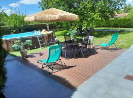 Maison standing vacances professionnel, holiday home in Givet