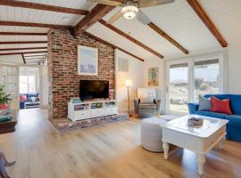 Steps to Beaches and Main Street Hyannis Retreat，位于海恩尼斯的酒店