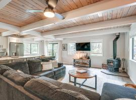 Family Cabin in Blue Lake Springs, Near Town!, hotel i Arnold