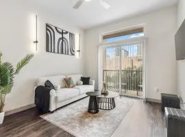 Downtown Modern Elegance Suite with Free Parking, Pool, WIFI and a King Bed