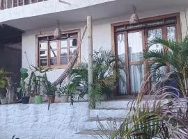 Casa com jardim em condomínio Área central