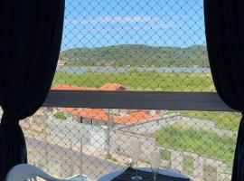 Viva e eternize momentos, em frente ao canal da Barra, hotel in Laguna