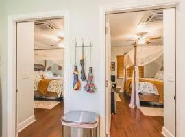 The Carriage House at The Hummingbird Inn, 2 King Suites, Free Parking, Historic Savannah