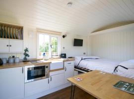 Cabin - Sleeps 2 - Parking - WiFi, hotel a Forfar