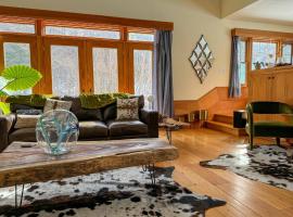 NEW - Designer Home - Mins to Lebanon/Hanover - NH, hotel en Lebanon