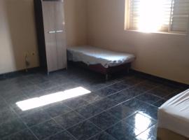 alugo apartamento empresa grupo prox centro，位于蒙蒂斯克拉鲁斯的酒店