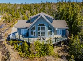 Driftwood Luxe Lakefront Retreat - Tobermory, hotel in Tobermory