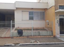 casa no centro ideal para grupo de pessoas empresa, hotel in Montes Claros