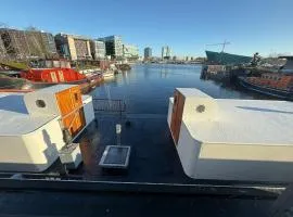 Houseboat-Amsterdam-Classic