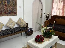 2BR Dhakuria Apartment - Dev's Corner, hótel í Kolkata