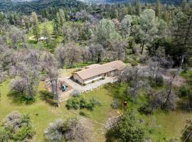 Scenic Serenity 50 acres/hot tub/game room, hôtel à Yosemite Forks