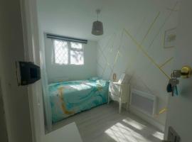 Secluded 4-Bedroom Bungalow, bungalov v destinaci Mill Hill