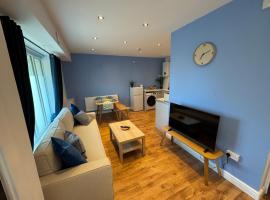 Stretford Apartment - Sleeps 6 - WiFi - Parking - Near Stadium, hotel in Manchester