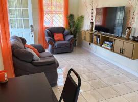 Peaceful 2BR home, perfect for a Caribbean getaway, hotel con estacionamiento en Gros Islet