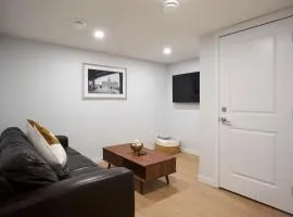Private 1BR Suite with Full Kitchen, Sofa Bed, Near West Edmonton Mall