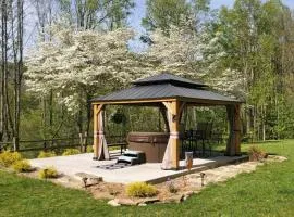 Halfback Ridge-heart of Maggie Valley-hot tub-fenced pet area-gazebo-views