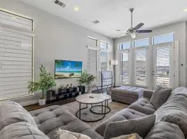 HTX Skyline-View Luxe Home Sleeps 8 Midtown