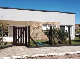 Casa com 4 dormitórios e piscina em Xangri-lá, hotel v destinaci Xangri-lá