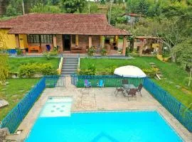 Sítio com piscina e lago