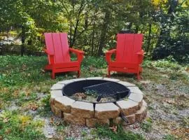 Charming Cabin Stay With Grill, Firepit & Hot Tub