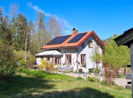 Charmigt &auml;ldre hus, laddbox 22 kw, 5 bil-minuter till bad