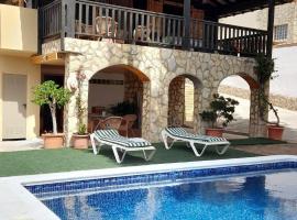 Chalet con piscina privada, hotel din Borriol