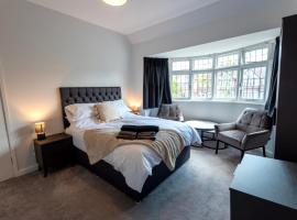 Double room in brand new 5 bed home with WiFi and TV BW Room 1, hotel v destinaci Solihull