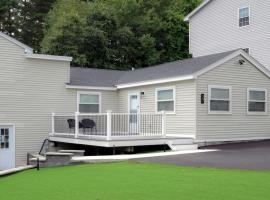 Lake Access 4 Bed 3 Bath HOT TUB, hotel v destinaci Billerica