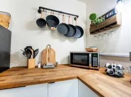 Spring Dream 2BR Apt with Parking in the Heart of DT