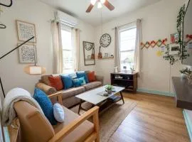 Breezy 1BR Retreat Walk to UofA and Spring Fun