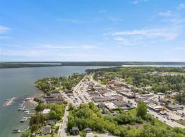 Wake to views of Leech Lake, hotel a Walker