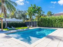Stunning Tropical Pool House Miami Coconut Grove