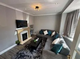 Modern 3-Bed Home with Parking & Garden Wolverhampton