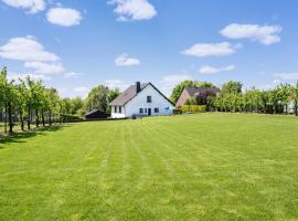 Villa Borgloon with Blossom Views and Jacuzzi, hotel v destinaci Borgloon