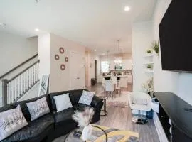 Stylish 3BR Home in CLT, Close to Downtown, Airport, WFH & Parking & Family Friendly & Business Ready