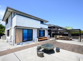 青の宿 The Blue Villa まるで映画のような開放感あふれるオーシャンビュー Open ocean view like in a movie 駐車場2台有り Supported by COCOSTAY、岩国市の駐車場付きホテル